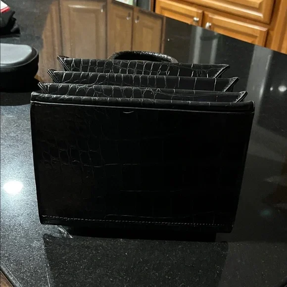 Elegant Black Crocodile-Embossed Handbag - Picture 5 of 6